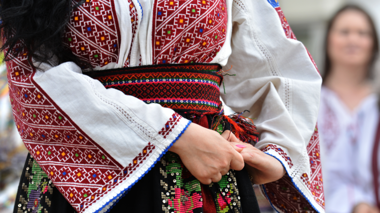 The traditional Romanian blouse ia. An interview with Stela Moldovanu [ENG & PL]